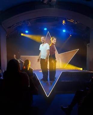 Ein Bild, das Konzert, Kleidung, B�hne, Unterhaltung enth�lt.

Automatisch generierte Beschreibung